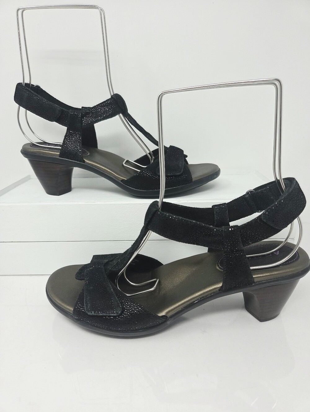 Aravon Women's 9.5 Black Shimmer Suede T-Strap Comfort Heel Sandals